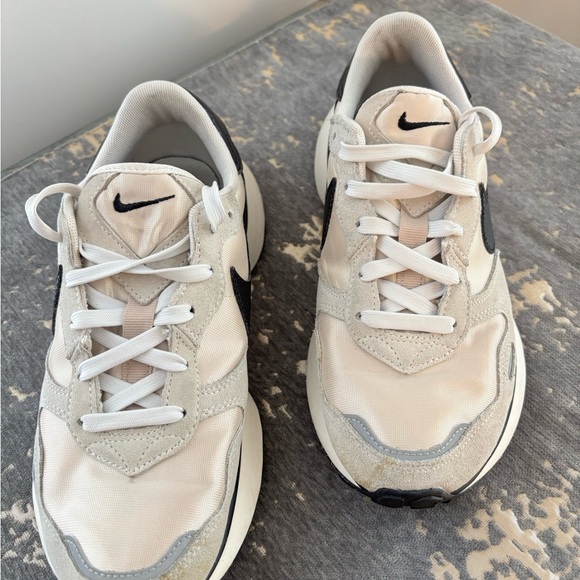 Nike Women’s Phoenix Waffle Sneaker
Size 8.5
Preloved - Picture 6 of 6